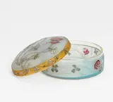Bonbonniere mit Wiesenklee by Cristallerie Daum, Um 1900, Opalweißes Glas, farbiger Email- und Golddekor, sold Nov 2018