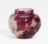 Miniaturvase mit Weinranken by Émile Gallé, Um 1904-06, Farbloses Glas, innen mattgeätzt, mit violettem Überfang, sold Nov 2018