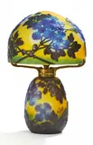Soufflé-Tischleuchte mit Clematis by Émile Gallé, Um 1925-30, Farbloses Glas, hellgelb hinterfangen, Überfang in Blau, sold Nov 2018