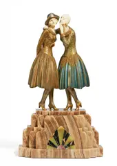 Demetre Chiparus, Gruppe 'Le Secret', Um 1920, Kaltbemalte Bronze, Elfenbein, Onyxsockel
