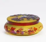 Bonbonniere mit Stachelbeerdekor by Émile Gallé, 1920er Jahre, Farbloses Glas, gelb hinterfangen, mit blauem und fuchsiafarbenem Überfang, sold Nov 2018