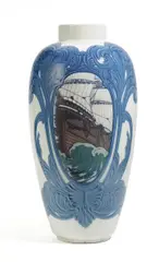 GROßE BODENVASE MIT MARITIMEM DEKOR by Kpm, 1909, Porzellan mit pastellfarbenem Unterglasurdekor, vorwiegend in Braungrau und Blautönen, sold Nov 2018