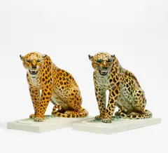 Schwarzburger Werkstätten, Zwei Leoparden, Porzellan, farbiges Dekor