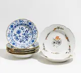 Meissen und Berlin, 5 Teller Zwiebelmusterdekor und 2 Teller Blumendekor, Porzellan, unterglasurblau, farbig und gold staffiert