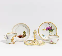 Meissen u.a, 2 Tassen mit Ut und 1 Briefbeschwerer, Porzellan, farbig und gold dekoriert