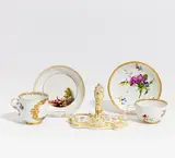 Meissen u.a, 2 Tassen mit Ut und 1 Briefbeschwerer, Porzellan, farbig und gold dekoriert