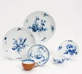 Zwei Tassen mit Ut, Zwei Schalen by Meissen, 18.Jh, Porzellan, unterglasurblaues und braunes Dekor, sold Jan 2020