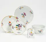 Kumme, Teedose, Kleine Schale und Zwei Teller Blumendekor by Meissen, 18.Jh, Porzellan, farbig und gold staffiert, sold Jan 2020