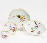Zwei Schalen, Eine Tasse mit Ut Blumen-, Obst- und Gemüsedekor by Meissen, 18.Jh, Porzellan, farbig und gold staffiert, sold Nov 2018