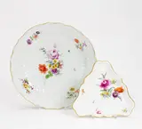 GROßE RUNDE PLATTE MIT BLUMENDEKOR by Meissen, 18.Jh, Porzellan, farbig und gold staffiert, sold Nov 2018