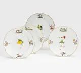 Drei Teller mit Tier- und Obstdekor by Meissen, 18.Jh, Porzellan, farbig und gold staffiert, sold Nov 2018