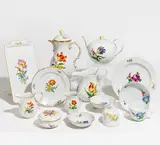 Diverse Serviceteile Blumendekor by Meissen, Porzellan, farbig und tlw. mit Goldrand, sold Jan 2019