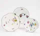 Zwei Teller und Eine Muschelschale Blumendekor by Meissen, 18.Jh, Porzellan, farbig staffiert, sold Nov 2018