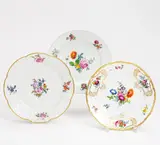 Drei Teller mit Relief- und Blumendekor by Meissen, 18.Jh, Porzellan, farbig und gold staffiert, sold Nov 2018