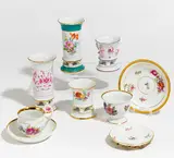 4 Vasen, 1 Tasse mit Ut, 1 Kleines Tellerchen by Meissen, Porzellan, farbig und tlw. gold staffiert, sold Jan 2019