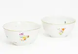 Paar Kummen mit Blumen- und Reliefdekor by Meissen, 18.Jh, Porzellan, farbig und gold staffiert, sold Jan 2020