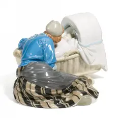 Mutter an der Wiege by Meissen, Vor 1924, Porzellan, farbiges Dekor, sold Nov 2018