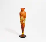 GROßE VASE MIT WEINLAUBDEKOR by Émile Gallé, Farbloses Glas, partiell rot hinterfangen, brauner Überfang, sold Jan 2019