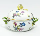 Terrine mit Zitronenknauf by Meissen, Um 1760/70, Porzellan, farbig staffiert mit Goldrand, sold May 2019