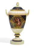 Kpm, Weimar-Vase mit galanter Szene, 1903, Porzellan, farbig und gold staffiert