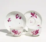 Tasse und Koppchen mit Unterschalen Purpurdekor by Meissen, 18.Jh, Porzellan, Dekor in Purpurcamaieu, sold May 2019