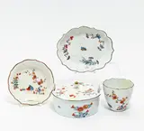 Butterdose, Becher und Unterschale, ovales Schälchen mit Kakiemondekor by Meissen, 1735-40, Porzellan, farbig dekoriert, braune Randlinie, sold May 2019