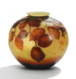 Cristallerie Daum, Kugelförmige Vase mit Haselnusszweigen