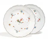 Paar große Schüsseln mit Kakiemondekor by Meissen, Porzellan, farbig und gold dekoriert, braune Randlinie, sold May 2019