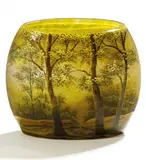 Cristallerie Daum, Kleine flach gebauchte Vase mit Bäumen in Frühlingslandschaft