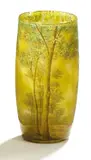 Kleine keulenförmige Vase mit Bäumen in Frühlingslandschaft by Cristallerie Daum, Um 1900, Farbloses Glas mit hellgrünen Pulvereinschmelzungen, sold May 2019