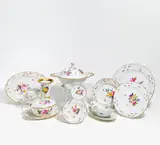 92 Teile aus Einem Service mit Blumendekor by Meissen, Porzellan, farbig und gold staffiert, sold Jan 2020