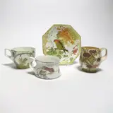 Rozenburg, Ein Milchkännchen, zwei Tassen und eine Unterschale mit Blumendekor