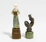 Peter Tereszczuk, Mädchen mit Schatulle, Bronze, goldbraun patiniert; Stein, Elfenbein; geschnitzt