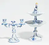 Etagere und Leuchter 'Zwiebelmuster' by Meissen, Porzellan, unterglasurblaues Dekor, sold Jan 2020