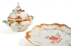 Deckelterrine auf Présentoir aus dem sog. Möllendorff-Service Friedrichs II by Meissen, 1762, Porzellan, eisenrot, farbig und gold dekoriert, sold May 2019