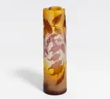 Stangenvase mit Wicken by Émile Gallé, Farbloses Glas, milchig weiß und gelb hinterfangen, sold Jan 2020