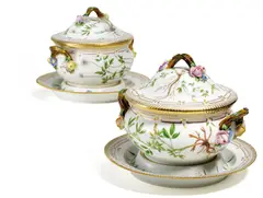 Zwei Terrinen mit Présentoir »Flora Danica« by Royal Copenhagen, 1960-1973, Porzellan, farbig und gold staffiert, sold May 2019