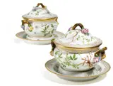 Zwei Terrinen mit Présentoir »Flora Danica« by Royal Copenhagen, 1960-1973, Porzellan, farbig und gold staffiert, sold May 2019