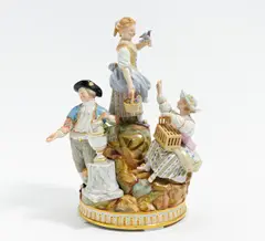 Gärtnerkinder mit Vogel und Vogelbauer by Meissen, Vor 1924, Porzellan, farbig und gold staffiert, sold May 2019