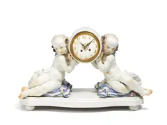 Große Pendule mit Amoretten by Meissen, 20. Jh, Porzellan, sparsam farbig und gold staffiert, sold May 2023