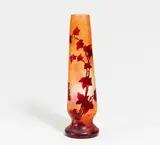 Legras et Cie., GROßE VASE MIT EFEUDEKOR, Farbloses Glas mit aprikotfarbenem Überfang und weinrotem Emaildekor