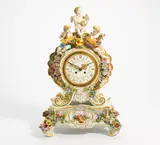 Meissen, PENDULE MIT PUTTENZIER, 19. Jh, Porzellan, farbig und gold staffiert