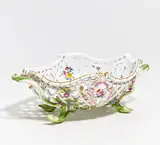 Korb mit Aufgelegten Blüten by Meissen, Porzellan, farbig und gold staffiert, sold Jan 2020