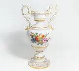 GROßE AUFSATZVASE MIT FRÜCHTEDEKOR by Meissen, Porzellan, farbig und gold staffiert, sold Jan 2020