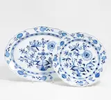 Eine Ovale und Eine Runde Platte 'Zwiebelmuster' by Meissen, Porzellan, blaues Unterglasurdekor, sold Jan 2020