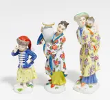 2 Chinesenfiguren & Verkleidete Amorette by Meissen, Porzellan, farbig und gold staffiert, sold Jan 2020