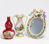 Kleiner Spiegel mit Zwei Putten by Meissen, Porzellan, farbig und gold staffiert, sold Jan 2020