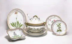 Sieben Teile aus dem Service "Flora Danica" by Royal Copenhagen, 1959-1983, Porzellan, farbig und gold staffiert, Kelle Silber, sold Nov 2019