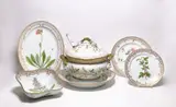 Royal Copenhagen, Sieben Teile aus dem Service "Flora Danica", 1959-1983, Porzellan, farbig und gold staffiert, Kelle Silber