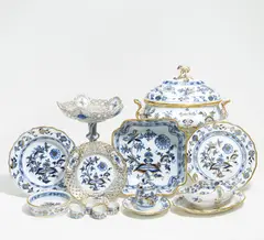 Meissen, GROßES SPEISESERVICE ZWIEBELMUSTERDEKOR, Porzellan mit blauem Unterglasurdekor, gold überdekoriert